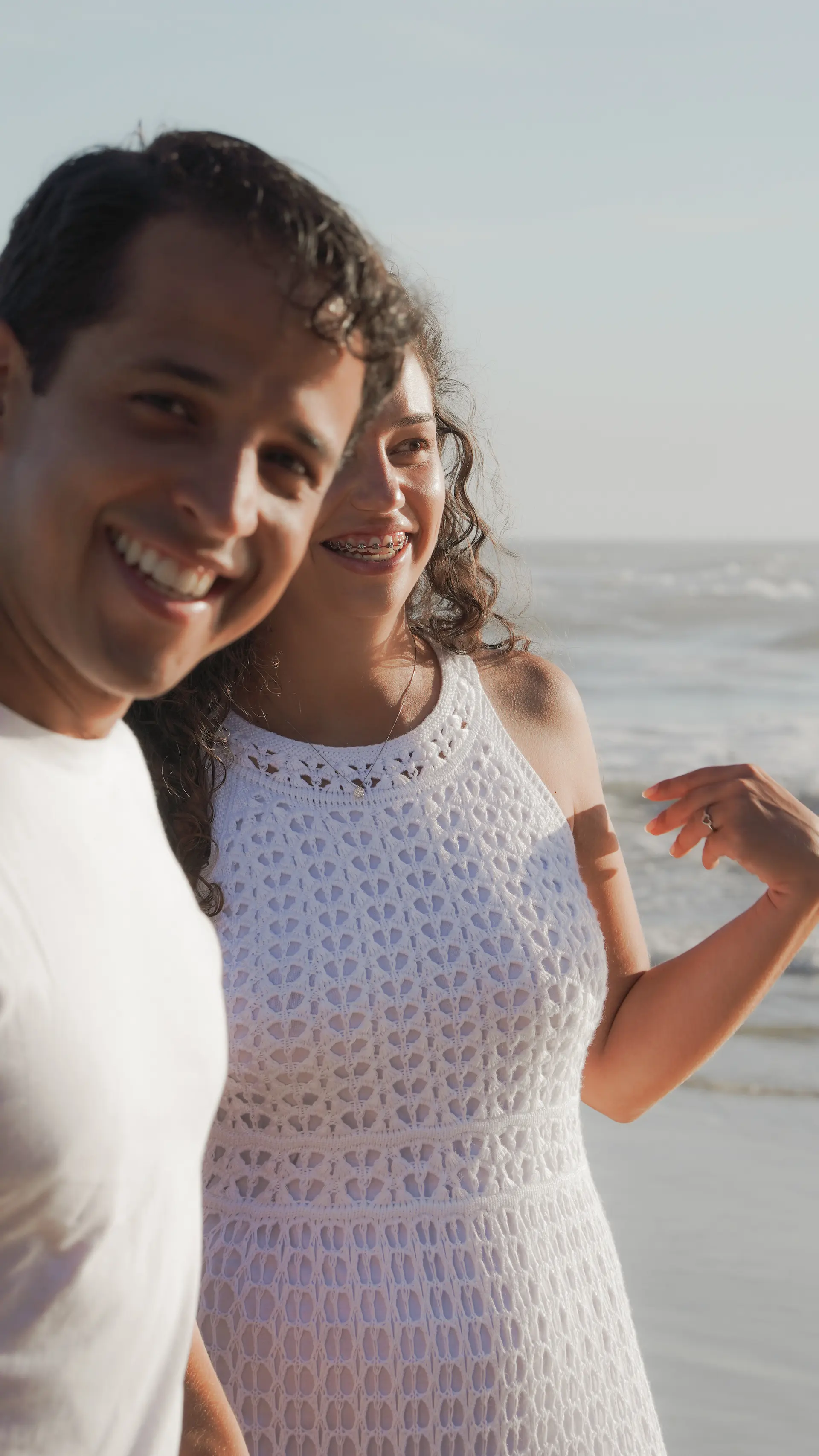 os dois sorrindo para a câmera